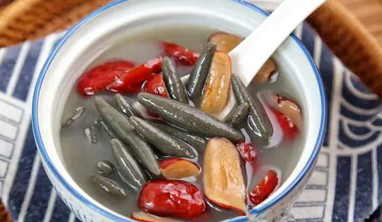 'Lá dại' ven đường hóa 'thần dược' làm đẹp: Nấu món ăn dưỡng tóc đen mượt, da trắng hồng cực đơn giản