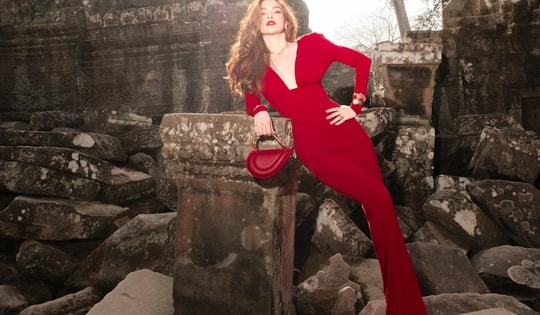 Hồ Ngọc Hà được khen đẹp không thua gì minh tinh Angelina Jolie khi ở Campuchia