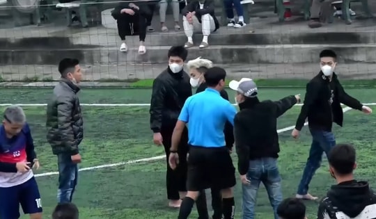 Triệu tập nhóm thanh niên cầm hung khí, đánh người trên sân bóng