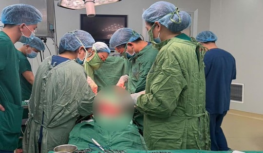 Người phụ nữ 43 tuổi vừa mang thai con nặng 4kg vừa có khối u xơ tử cung gần 3kg