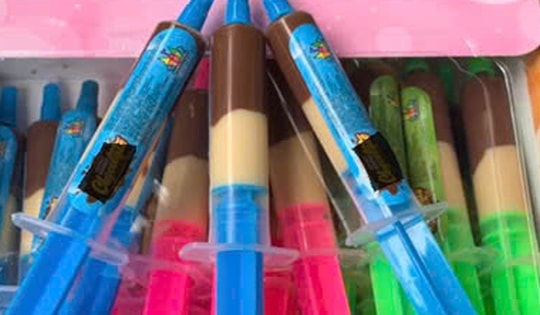 Bé 8 tuổi nhập viện gấp sau khi ăn kẹo chocolate dạng bơm tiêm