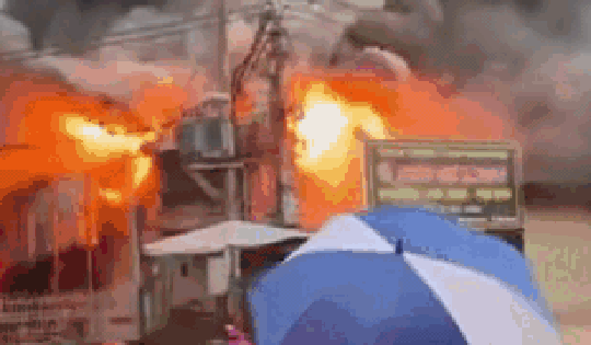 Cháy lớn tại chợ Trung Môn ở Tuyên Quang, hàng trăm người tham gia dập lửa