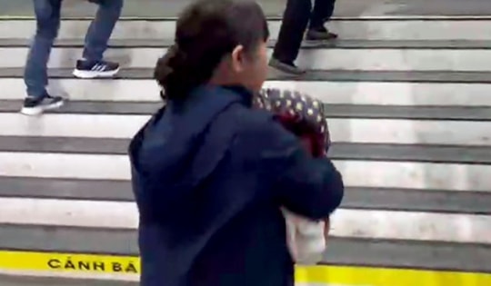 Sốt cao, co giật, cháu bé được CSGT kịp thời đưa tới bệnh viện cấp cứu