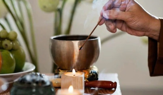 Khung giờ đẹp thắp hương ngày mai - mùng 1 tháng 2 âm lịch và 2 điều cần làm để đón phúc lành