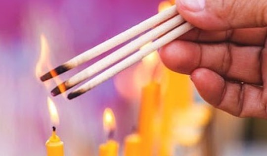 Mùng Một thắp hương từ nay đừng phạm 'đại kỵ' mà nhiều người vẫn hay làm này