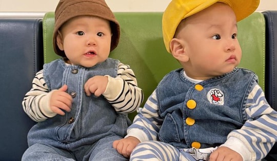 Cặp song sinh nhà Phương Oanh - Shark Bình đi tiêm cũng gây sốt vì quá ngộ nghĩnh