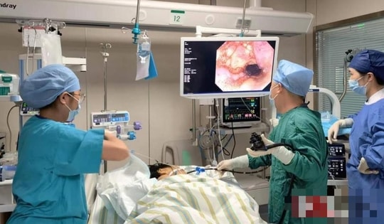 Người đàn ông 60 tuổi bị xuất huyết dạ dày sau khi ăn rau theo cách này