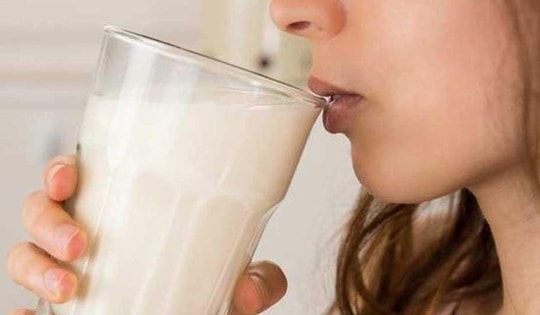 8 lợi ích sức khỏe của việc uống sữa ấm vào buổi tối trước khi ngủ
