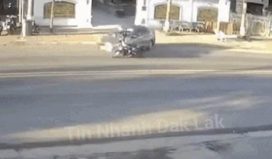 Hàng chục người hợp sức nâng xe ô tô, giải cứu người mắc kẹt sau tai nạn giao thông