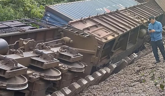 Tàu hỏa lật nghiêng sau va chạm với xe tải