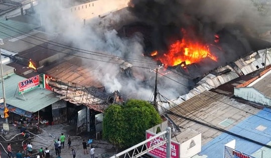 TPHCM: Cháy kho đồ nhựa gần ngã tư Bình Phước, hàng chục xe chữa cháy được huy động