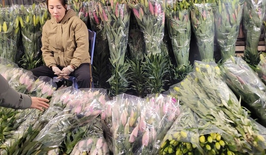 Trước ngày 8/3: Giá nhập hoa tươi tăng gần 100.000 đồng bó, thành phẩm cũng tăng dần
