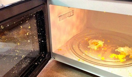 2 cách dễ nhất vệ sinh lò vi sóng cực sạch, cực nhanh, nhất là khi trời nồm ẩm