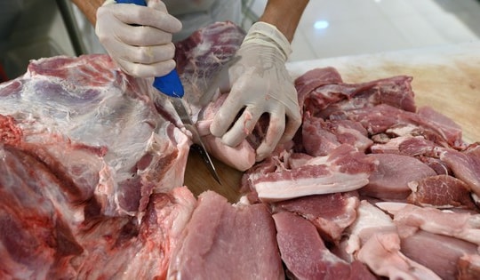 Thịt lợn đắt đỏ chưa từng có, dâu tây giá rẻ tràn vỉa hè