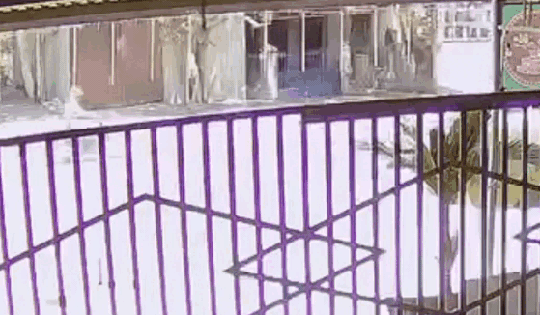 Hoảng hồn cảnh người đi xe máy bị hất văng lên không trung sau va chạm với xe ô tô