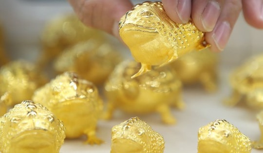 Nguyên nhân giá vàng thế giới giảm mạnh sau 8 tuần tăng liên tiếp