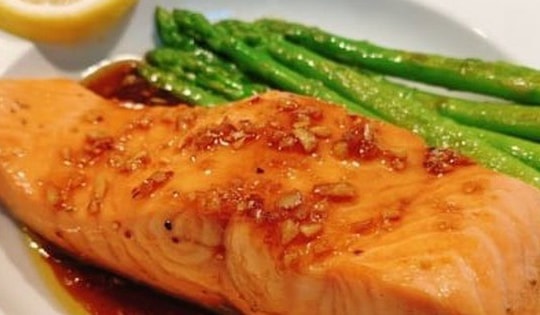 Cách làm món cá hồi áp chảo thơm ngon tại nhà