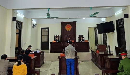 Không được tạm ứng lương, thợ ốp lát đá đập phá tài sản công ty