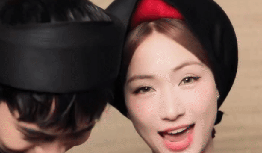 Văn Toàn đưa 4 tỷ đồng cho Hòa Minzy giữa ồn ào mập mờ tình cảm