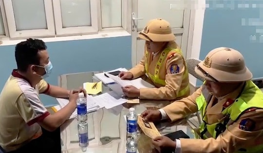 Xe khách chạy ngược chiều trên cao tốc Nội Bài - Lào Cai, tài xế không có bằng lái