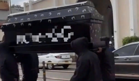 Bắt khẩn cấp 9 người trong vụ khiêng ‘quan tài’ trước chợ Bến Thành