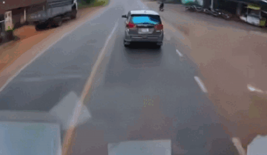 Phanh gấp tránh xe máy mất lái, ô tô con bị xe tải phía sau húc văng xuống vệ đường