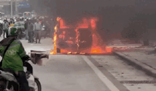 Hà Nội: Ô tô con bất ngờ bốc cháy khi đang di chuyển trên đường Giải Phóng