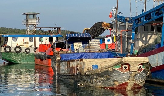 Chặn đứng tàu gỗ không số chở hơn 10 tấn đường cát không giấy tờ
