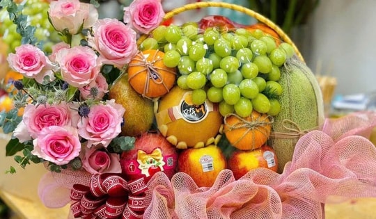 Hoa tươi, giỏ trái cây giá vài trăm ngàn đồng hút khách cận ngày Quốc tế Phụ nữ (8/3)