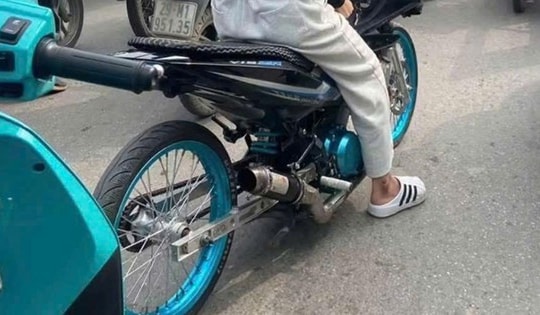 Nữ sinh 17 tuổi đi xe máy 'độ' bị CSGT Hà Nội xử phạt hàng loạt lỗi vi phạm