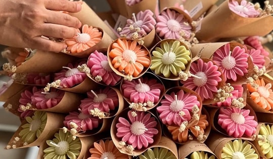 Hoa sáp hết thời, nhường chỗ cho hoa nến thơm dịp 8/3