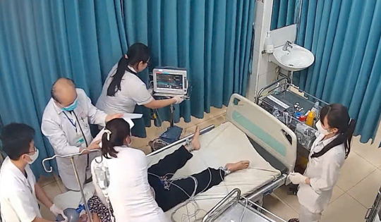 70 phút chạy đua cứu người phụ nữ ở Hà Nội ngừng thở, điện tim một đường thẳng