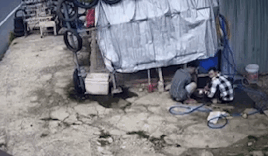 Thót tim khoảnh khắc xe tải mất lái, tông sập cửa hàng sửa xe ven đường