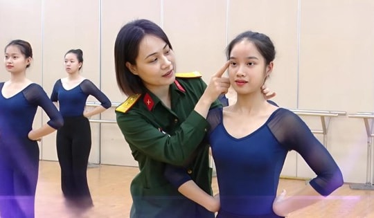 Bật mí về nữ Trung tá 17 năm gắn bó với múa mới được phong Nhà giáo ưu tú