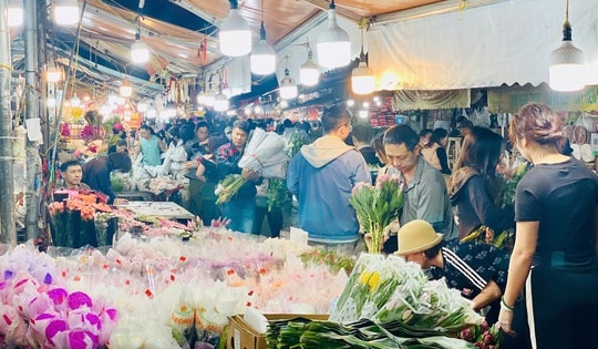 Chợ hoa đầu mối lớn bậc nhất Thủ đô chật kín người trước ngày Quốc tế Phụ nữ (8/3)