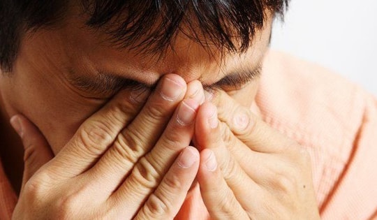 Vào viện sau những cơn đau đầu khó chịu, người đàn ông bất ngờ biết mình bị bệnh lý tình dục nguy hiểm lây lan lên mắt