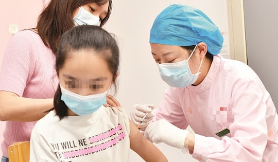 Trẻ 7 - 10 tuổi vẫn cần tiêm vắc xin? Rất nhiều phụ huynh sẽ phải hối hận nếu bỏ lỡ câu trả lời