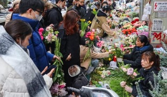 Xếp hàng cả tiếng đồng hồ chờ mua hoa 8/3