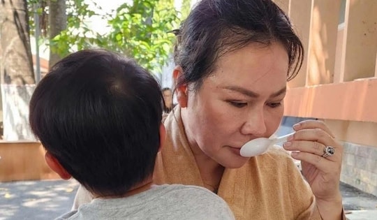 Xót xa cảnh con trai 3 tuổi của NSƯT Quý Bình đến nhìn bố lần cuối