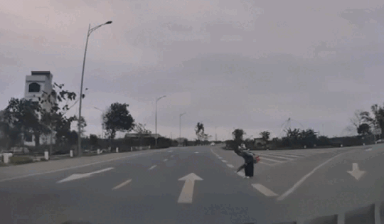 Gặp cụ bà đi bộ qua đường, hành động sau đó của tài xế ô tô nhận 'mưa' lời khen