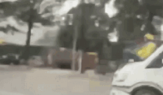 Thót tim cảnh xe Limousine 'chở người' trên nắp capo, chạy băng băng ở Hà Nội