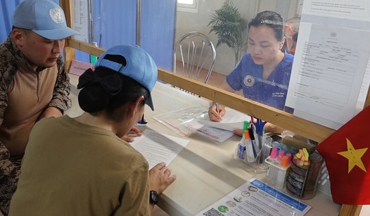 Bác sĩ Việt Nam khám sức khỏe cho nữ quân nhân Liên hợp quốc