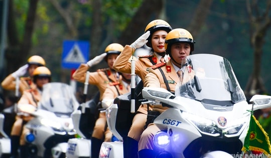 Nữ cảnh sát giao thông tỏa sáng trên phố đi bộ Hồ Gươm