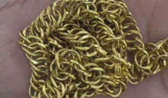 Kịch tính: Người dân vây bắt đối tượng mang vàng giả đi cầm đồ