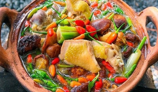 Đổi vị ngày mưa nồm ẩm với món gà hầm ớt hiểm cực bổ dưỡng