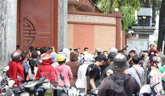 Hình ảnh phản cảm tại tang lễ Quý Bình