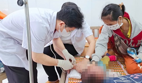 Nhiều học sinh ở một trường tiểu học vùng núi sốt cao, 1 em đã tử vong