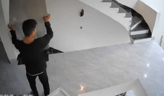 Đang bê tủ lên tầng, anh thợ bất ngờ ngã vào lỗ hổng giữa nhà: Một giây biến mất khiến tất cả thót tim