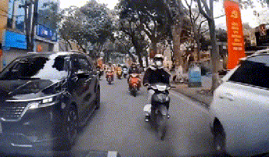 Có thể phạt nặng người ngồi ô tô Lexus mở cửa bất cẩn gây tai nạn ở Hà Nội