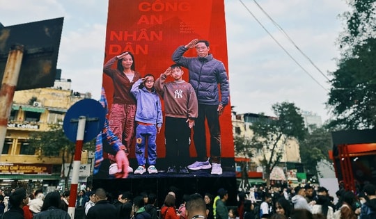 'Biển' người đổ về hồ Hoàn Kiếm lưu giữ khoảnh khắc vinh danh lực lượng CAND Việt Nam